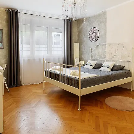 Apartment Artistic Chill Art 2+2.centar Of Split. Split